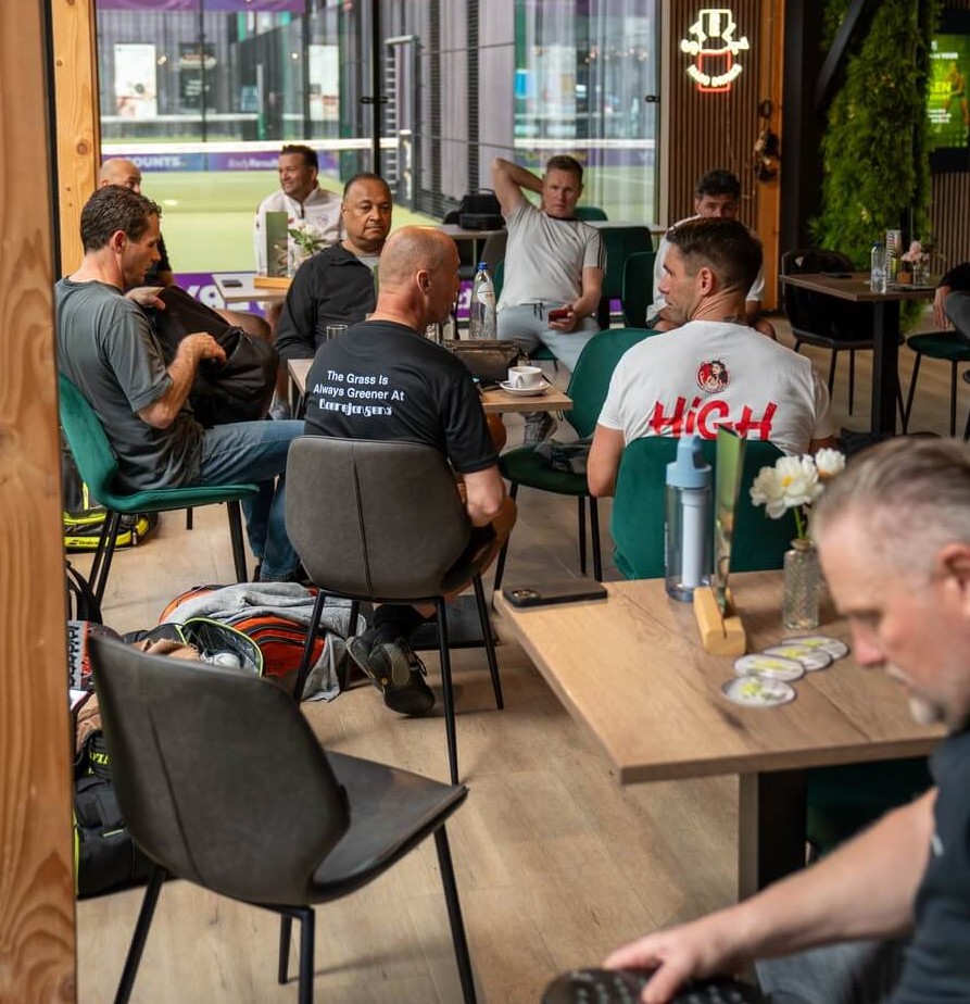 bedrijfsuitje padel met eten en drinken